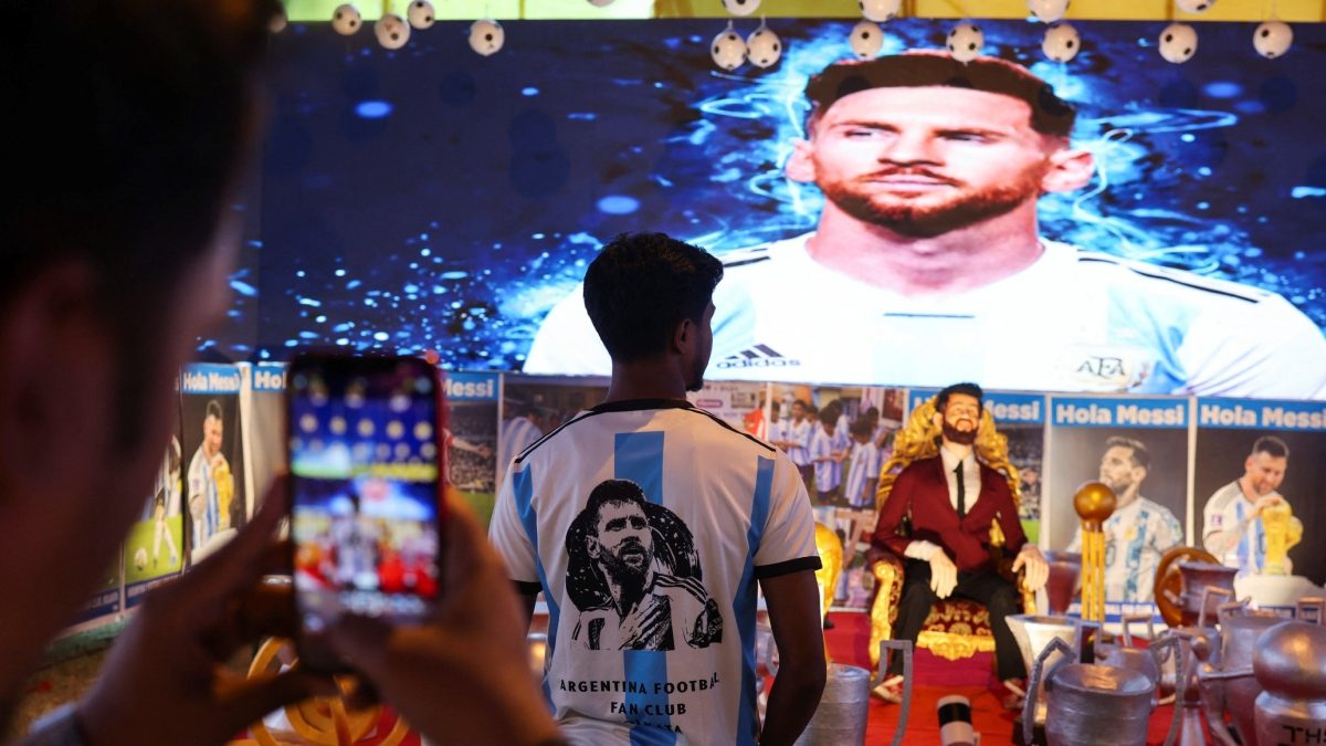 메시의 GOAT 인도 투어: 70피트 동상, 길을 걷는 축구 선수와 사진 촬영을 위한 Rs 10 lakh 메시의 GOAT 인도 투어: 70피트 동상, 길을 걷는 축구 선수와 사진 촬영을 위한 Rs 10 lakh