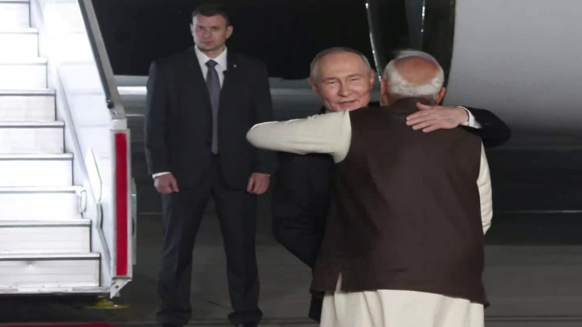 WATCH: PM Modi receives President Putin at Delhi airport, both leaders travel in same car WATCH: PM Modi receives President Putin at Delhi airport, both leaders travel in same car