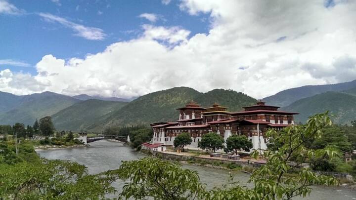 Pakistan congratulates Bhutan on its National Day using photo of Dzong renovated by Indian funds