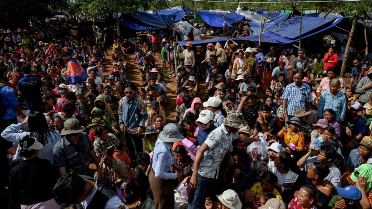People who fled their homes near the border between Cambodia and Thailand gather at a food distribution site on the grounds of a pagoda in Oddar Meanchey province, Cambodia © Tang Chhin Sothy, AFP
People who fled their homes near the border between Cambodia and Thailand gather at a food distribution site on the grounds of a pagoda in Oddar Meanchey province, Cambodia © Tang Chhin Sothy, AFP