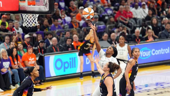 WNBA proposes $1 million max base salary plus revenue sharing amid ongoing CBA negotiations WNBA proposes $1 million max base salary plus revenue sharing amid ongoing CBA negotiations