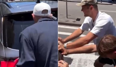 BBL players push taxi to arrive at the stadium. Image: 7Cricket