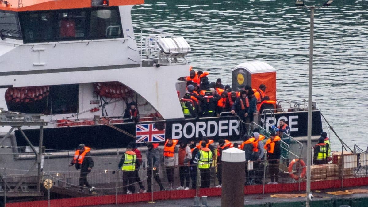 UK police to get powers to search illegal migrants’ coats and mouths for phones, SIM cards at ports