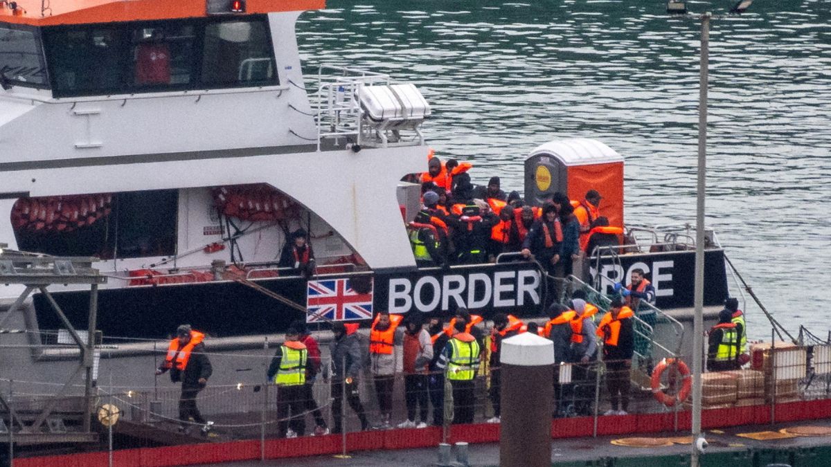 UK police to get powers to search illegal migrants’ coats and mouths for phones, SIM cards at ports UK police to get powers to search illegal migrants’ coats and mouths for phones, SIM cards at ports