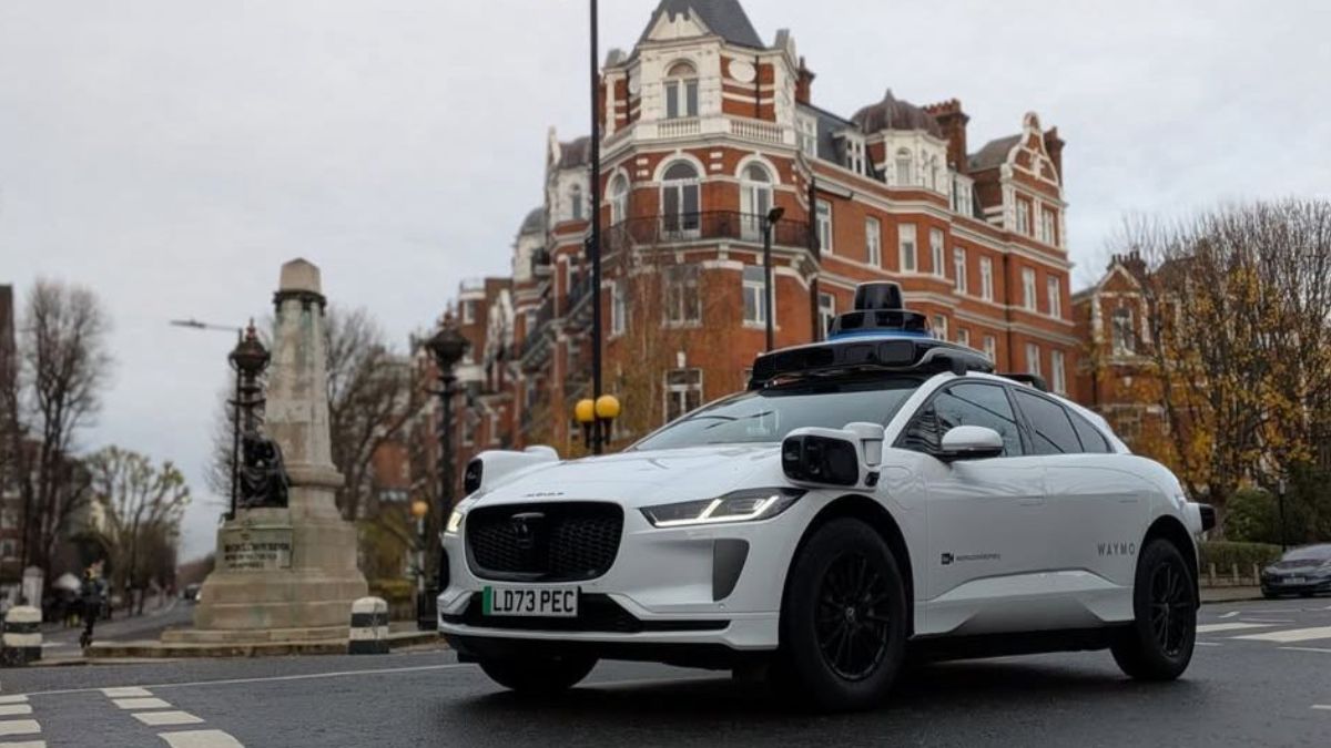 Illegal U-turns, impatient lane change: Self-driving cars behaving like human drivers Illegal U-turns, impatient lane change: Self-driving cars behaving like human drivers