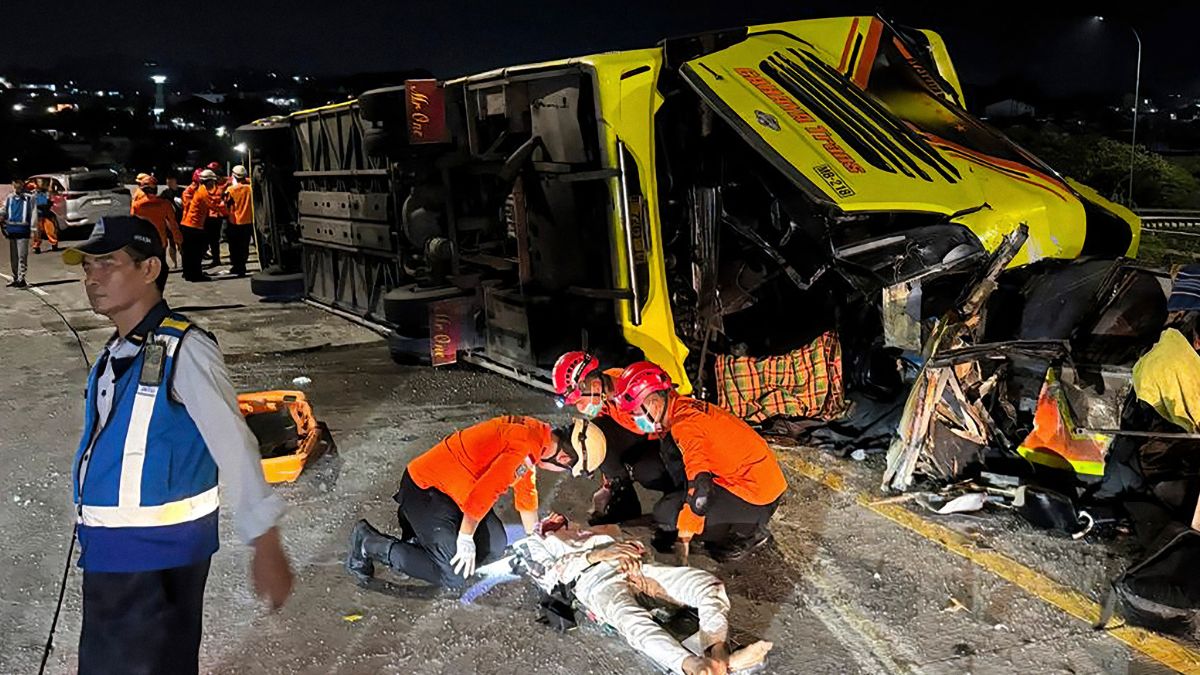 Indonesia bus overturns on highway, killing at least 16 passengers Indonesia bus overturns on highway, killing at least 16 passengers