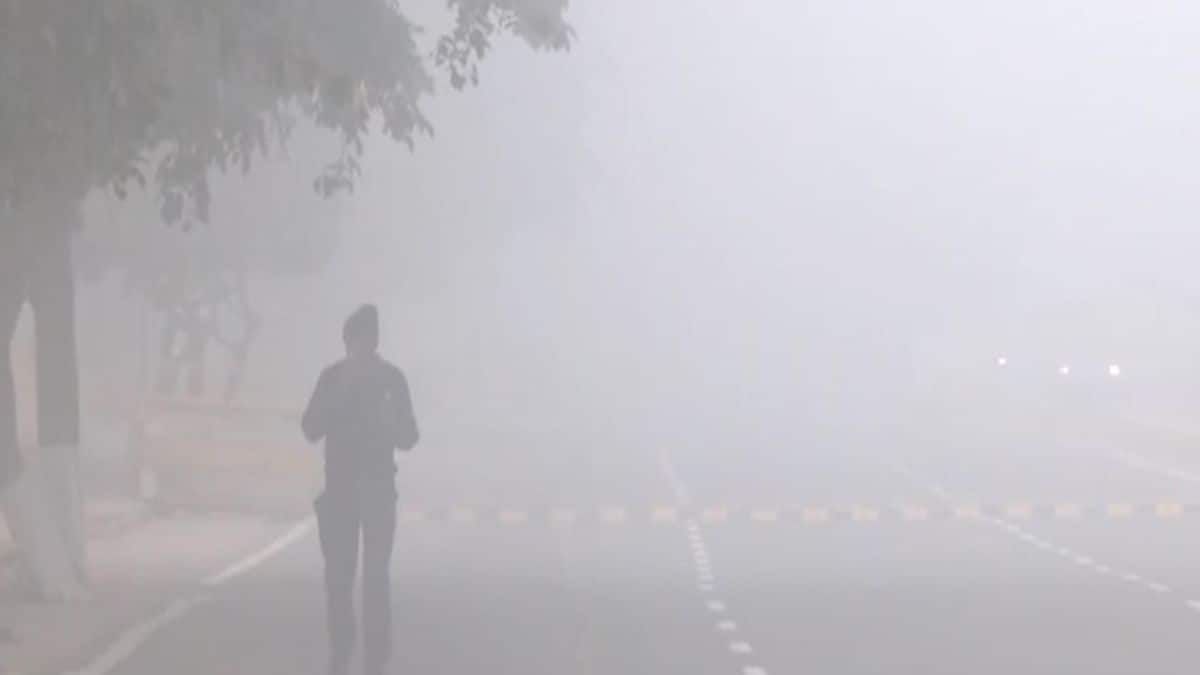 Red alert for fog in Delhi, AQI over 400; flights and trains disrupted in many Indian cities