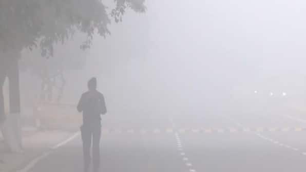Red alert for fog in Delhi, AQI over 400; flights and trains disrupted in many Indian cities