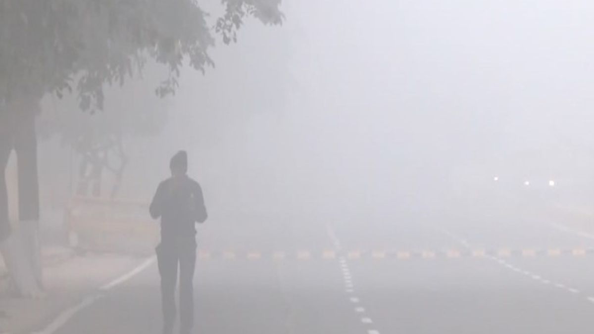 Red alert for fog in Delhi, AQI over 400; flights and trains disrupted in many Indian cities Red alert for fog in Delhi, AQI over 400; flights and trains disrupted in many Indian cities