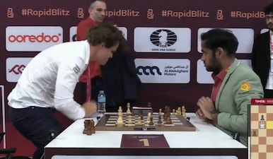 Magnus Carlsen slams the table after losing on time to Arjun Erigaisi. X/Chesscom