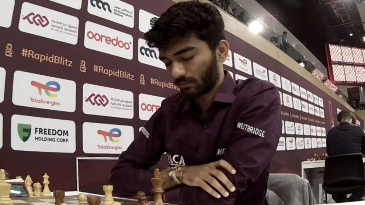 Vladislav Artemiev가 World Rapid Championship 2025에서 Magnus Carlsen에게 보기 드문 패배를 안겨줄 때 리더 중 Gukesh가 등장합니다. Vladislav Artemiev가 World Rapid Championship 2025에서 Magnus Carlsen에게 보기 드문 패배를 안겨줄 때 리더 중 Gukesh가 등장합니다.