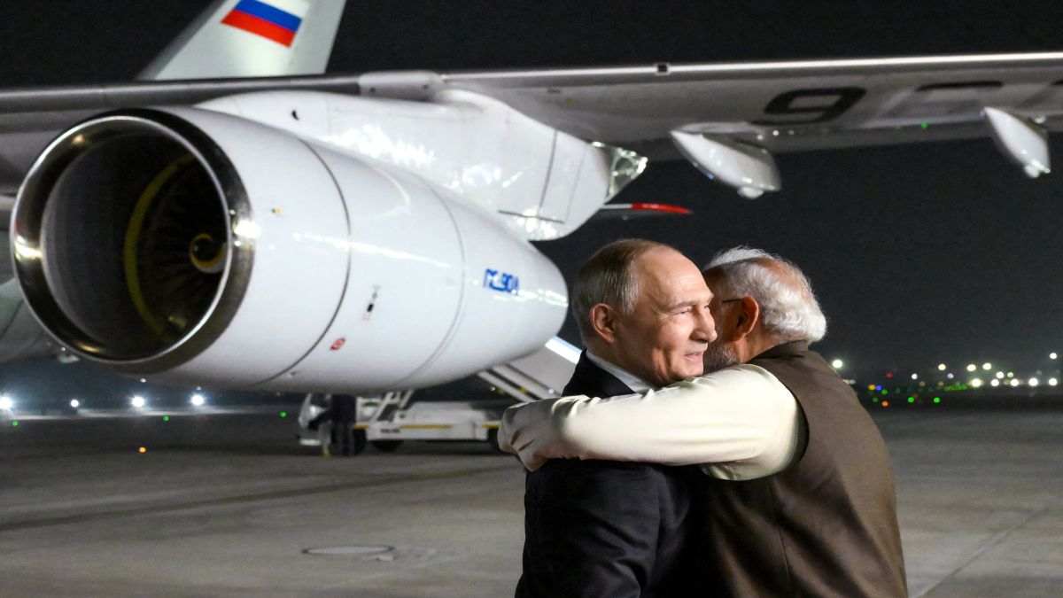 Handshakes, hugs and carpool diplomacy… Modi-Putin bonhomie shines on Day 1 of visit Handshakes, hugs and carpool diplomacy… Modi-Putin bonhomie shines on Day 1 of visit
