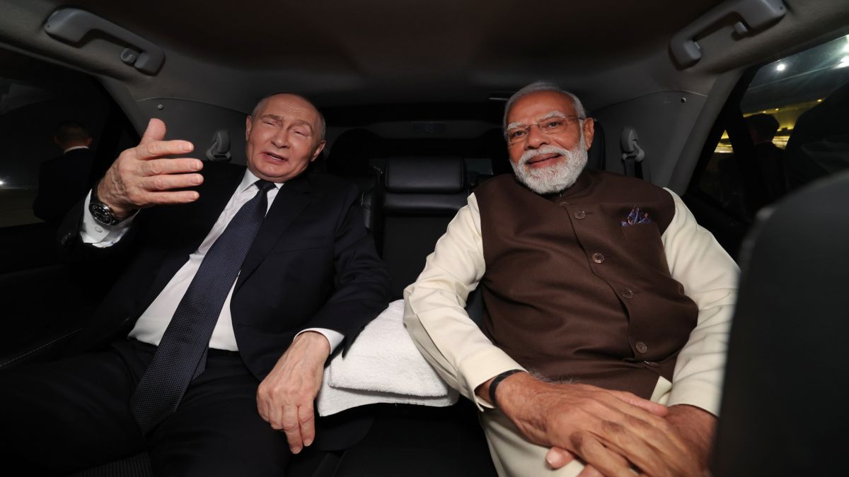 두 대의 자동차 이야기: 차량 공유는 Modi-Putin Bonhomie의 시그니처 쇼가 되었습니다 두 대의 자동차 이야기: 차량 공유는 Modi-Putin Bonhomie의 시그니처 쇼가 되었습니다