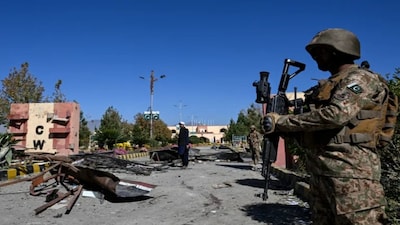 A Pakistani soldier stands guard after an attack on the Cadet College Wana in Pakistan's South Waziristan district near the Afghanistan border, on November 13, 2025. File Image / AFP