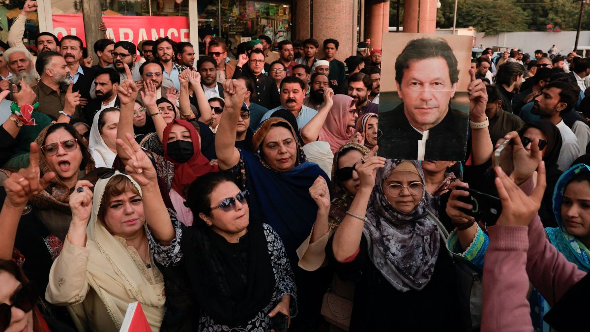 Supporters of jailed former Prime Minister Imran Khan's Pakistan Tehreek-e-Insaf (PTI) party chant slogans during a protest over concerns about their leader's health in Karachi, Pakistan. File image/Reuters Supporters of jailed former Prime Minister Imran Khan's Pakistan Tehreek-e-Insaf (PTI) party chant slogans during a protest over concerns about their leader's health in Karachi, Pakistan. File image/Reuters