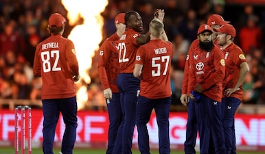 England's Jofra Archer (C) celebrates taking the wicket of South Africa's Marco Jansen during the second T20 International cricket match between England and South Africa at Old Trafford Cricket Ground, in Manchester, northern England, on September 12, 2025. AFP