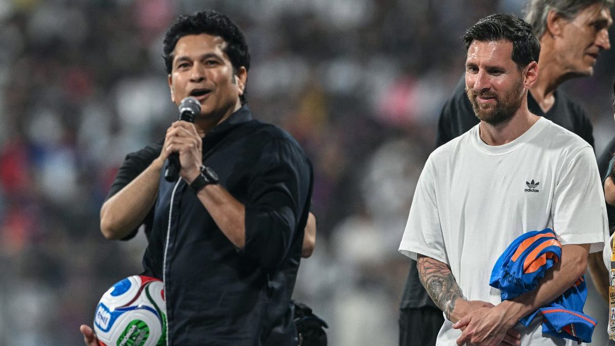 GOAT과 GOAT: Sachin Tendulkar가 Wankhede에서 Lionel Messi에게 2011년 월드컵 유니폼을 선물했습니다. GOAT과 GOAT: Sachin Tendulkar가 Wankhede에서 Lionel Messi에게 2011년 월드컵 유니폼을 선물했습니다.