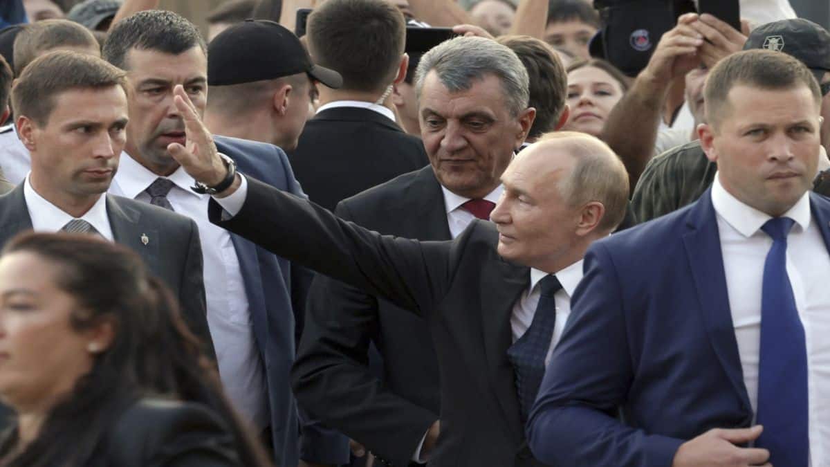 ‘Flying Kremlin’, bulky bodyguards and poop suitcase… How Vladimir Putin travels abroad