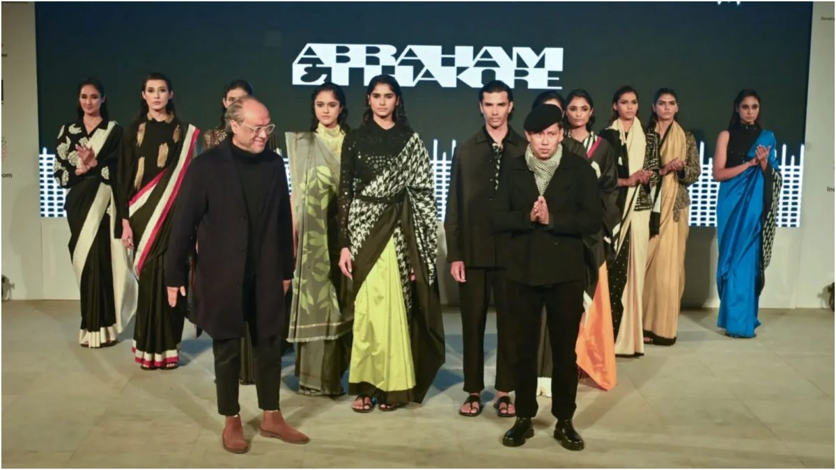 Woven Whispers는 뉴델리 국립 공예 박물관에서 직물 전시회를 통해 Saree Day를 기념하고 있습니다. Woven Whispers는 뉴델리 국립 공예 박물관에서 직물 전시회를 통해 Saree Day를 기념하고 있습니다.