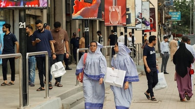 People walk outside shopping mall in Karachi, Pakistan September 23, 2025. File Photo/Reuters