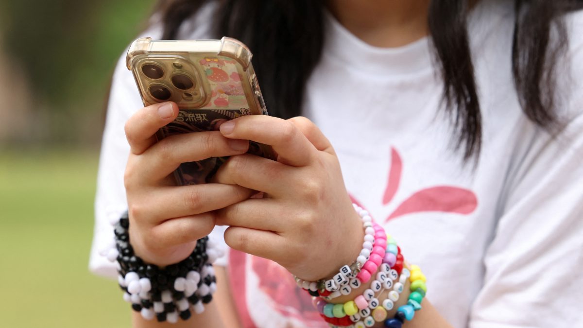Social media addiction among children, know the implications from a psychologist (Photo: Reuters) Social media addiction among children, know the implications from a psychologist (Photo: Reuters)