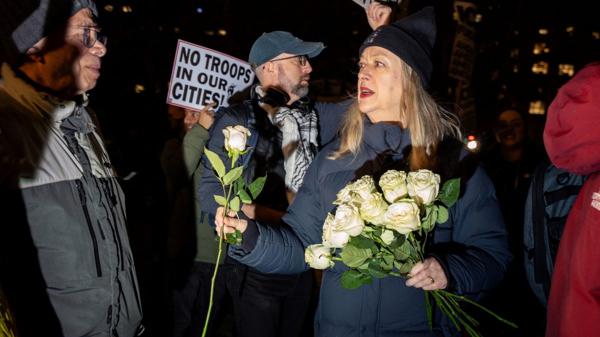 Trump feels the heat as hundreds mourn killing of Renee Good in frigid cold Trump feels the heat as hundreds mourn killing of Renee Good in frigid cold