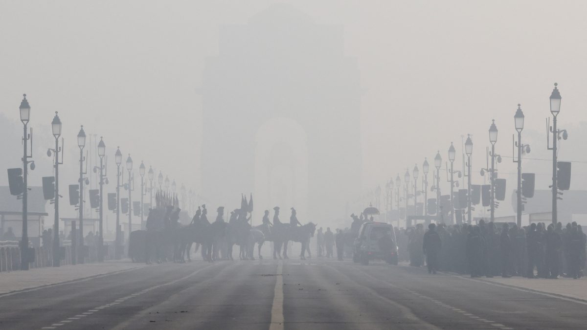 Delhi-NCR shivers, mercury dips to 3.6°C; IMD issues red alert for ‘very dense fog’ Delhi-NCR shivers, mercury dips to 3.6°C; IMD issues red alert for ‘very dense fog’