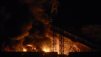 Picture of fire at Fuerte Tiuna, Venezuela's largest military complex, after a series of explosions in Caracas on January 3, 2026. Loud explosions, accompanied by sounds resembling aircraft flyovers, were heard in Caracas around 2:00 am (0600 GMT) on January 3, an AFP journalist reported. The explosions come as US President Donald Trump, who has deployed a navy task force to the Caribbean, raised the possibility of ground strikes against Venezuela. (Photo by Luis JAIMES / AFP)