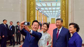 South Korea's President Lee Jae Myung (L) and his wife Kim Hea Kyung (2nd L) take a selfie with China's President Xi Jinping (2nd R) and his wife Peng Liyuan (R) after a dinner at the Great Hall of the People in Beijing on January 5, 2026. South Korean President Lee Jae Myung snapped a selfie with Xi Jinping using a smartphone gifted to him by the Chinese leader, who had joked at their last meeting that the device might be capable of spying. (Photo by YONHAP / AFP) / - South Korea OUT / NO USE AFTER FEBRUARY 5, 2026 15:00:00 GMT -  - SOUTH KOREA OUT / NO USE AFTER FEBRUARY 5, 2026 15:00:00 GMT -  - SOUTH KOREA OUT / NO ARCHIVES -  RESTRICTED TO SUBSCRIPTION USE