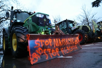 Farmers block a road with tractors at Porte d'Auteuil during a demonstration of French farmers union FDSEA as part of a nationwide day of protests and actions called by several farmers unions to push French government to block the Mercosur trade deal and protest against its handling of the nodular dermatitis (CND) epidemic, in Paris on January 8, 2026. (Photo by Thomas SAMSON / AFP)