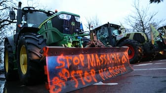 Farmers block a road with tractors at Porte d'Auteuil during a demonstration of French farmers union FDSEA as part of a nationwide day of protests and actions called by several farmers unions to push French government to block the Mercosur trade deal and protest against its handling of the nodular dermatitis (CND) epidemic, in Paris on January 8, 2026. (Photo by Thomas SAMSON / AFP)
