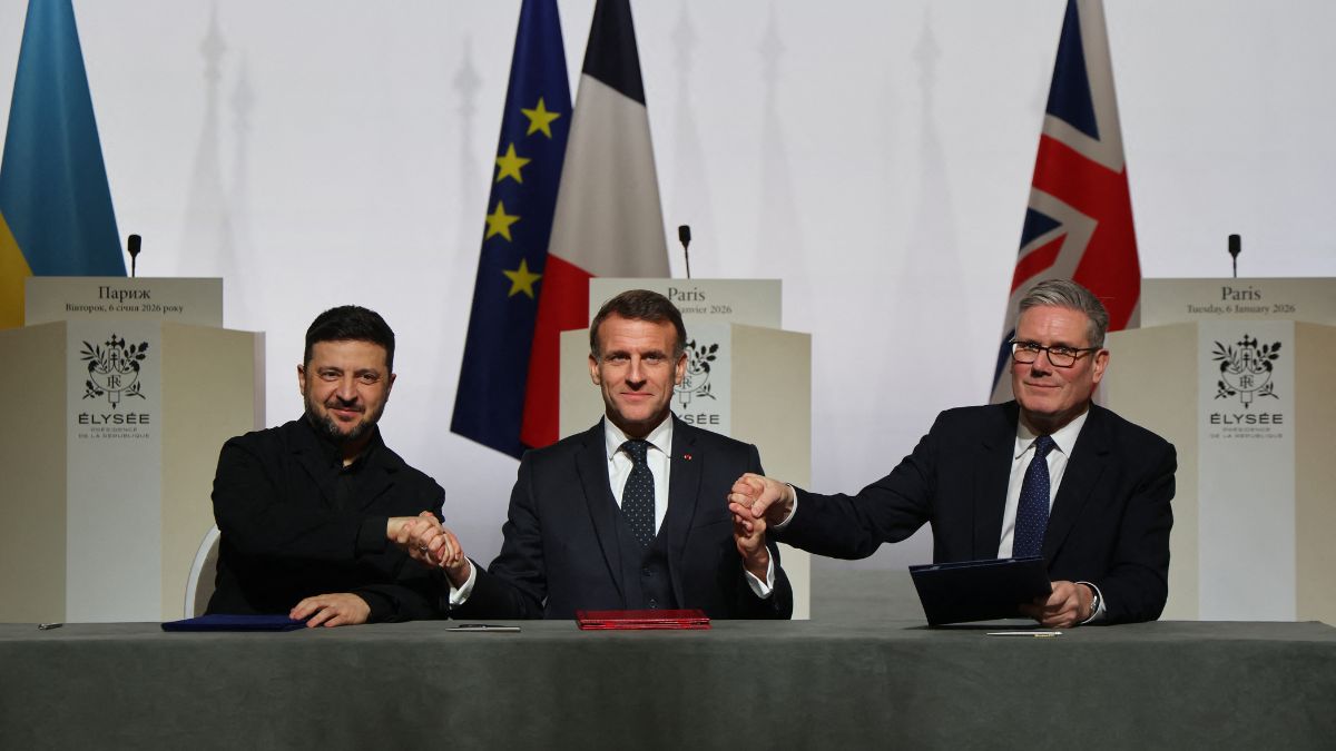Ukraine's President Volodymyr Zelenskyy, France's President Emmanuel Macron, and British Prime Minister Sir Keir Starmer shake hands upon the signing of the declaration on deploying post-ceasefire force in Ukraine during the Coalition of the Willing summit on security guarantees for Ukraine at the Elysee Palace in Paris on January 6, 2026. (Photo: Ludovid Marin/Pool/AFP) Ukraine's President Volodymyr Zelenskyy, France's President Emmanuel Macron, and British Prime Minister Sir Keir Starmer shake hands upon the signing of the declaration on deploying post-ceasefire force in Ukraine during the Coalition of the Willing summit on security guarantees for Ukraine at the Elysee Palace in Paris on January 6, 2026. (Photo: Ludovid Marin/Pool/AFP)