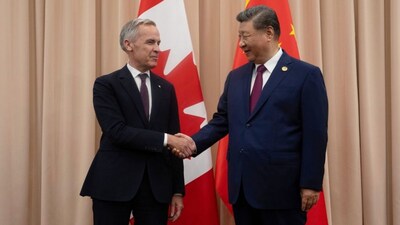 Canada's Prime Minister Mark Carney (left) shakes hands with Chia's President Xi Jinping at the start of a meeting in Gyeongju, South Korea, on October 31, 2025. (Photo: Adrian Wyld/The Canadian Press via AP)