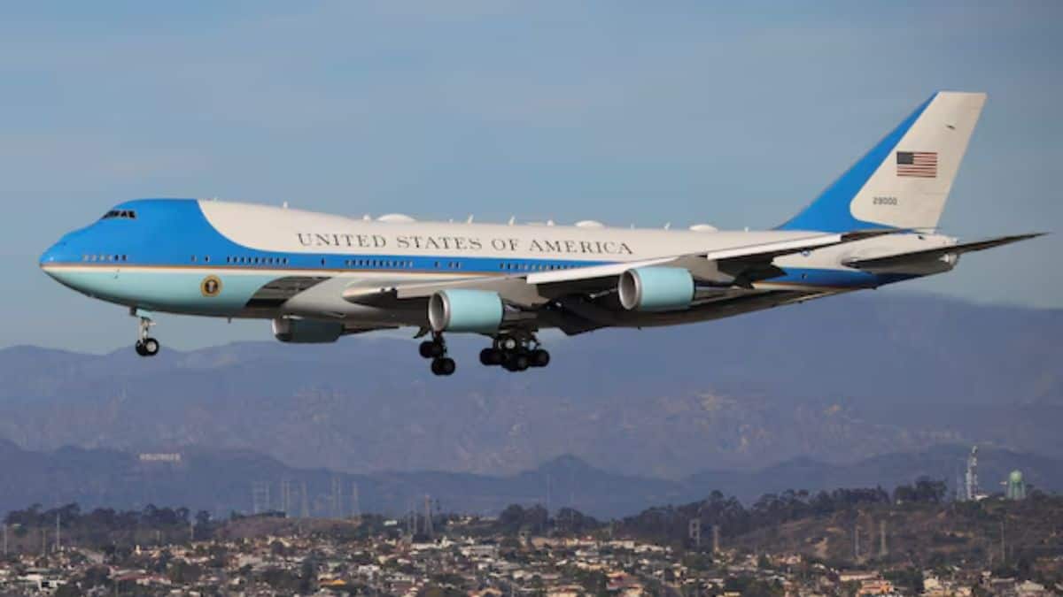 Trump’s Air Force One returns after technical snag, he will now fly in back-up aircraft to Davos