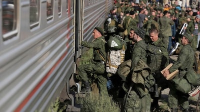 Russian recruits take a train at a railway station in Prudboi in the Volgograd region of Russia on September 29, 2022. (Photo: AP)