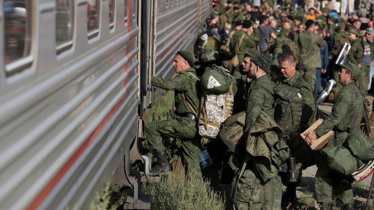 As Ukraine war drags on, Russia offers bonuses, frees prisoners, and lures foreigners to recruit soldiers: Report