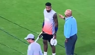 Hardik Pandya and Murali Kartik were seen interacting with each other that did not seem like a pleasant one. X/Cricket_live_247