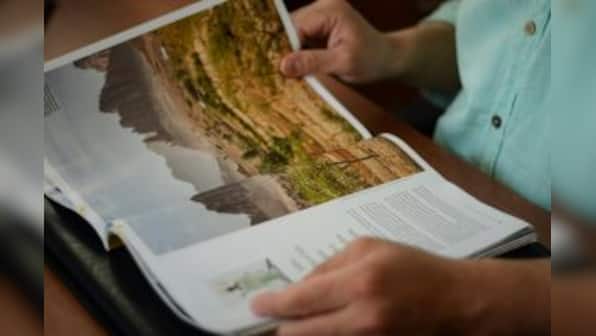 Flipping through a magazine, Credits/ Pexels