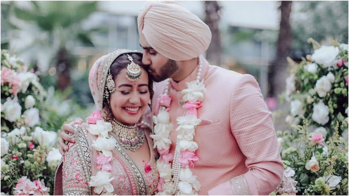Neha Kakkar shuts down divorce rumours after announcing break from 'work, relationships'