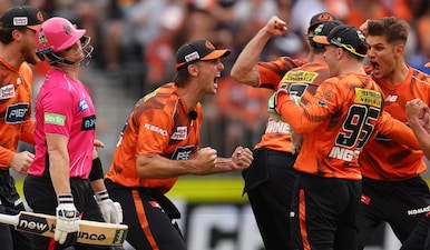 Perth Scorchers players celebrate as Steve Smith walks back after dismissal in BBL final. X/BBL