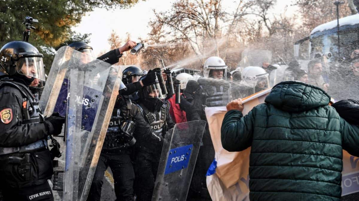 Pro-Kurd demonstrators and police clash near Turkey–Syria border