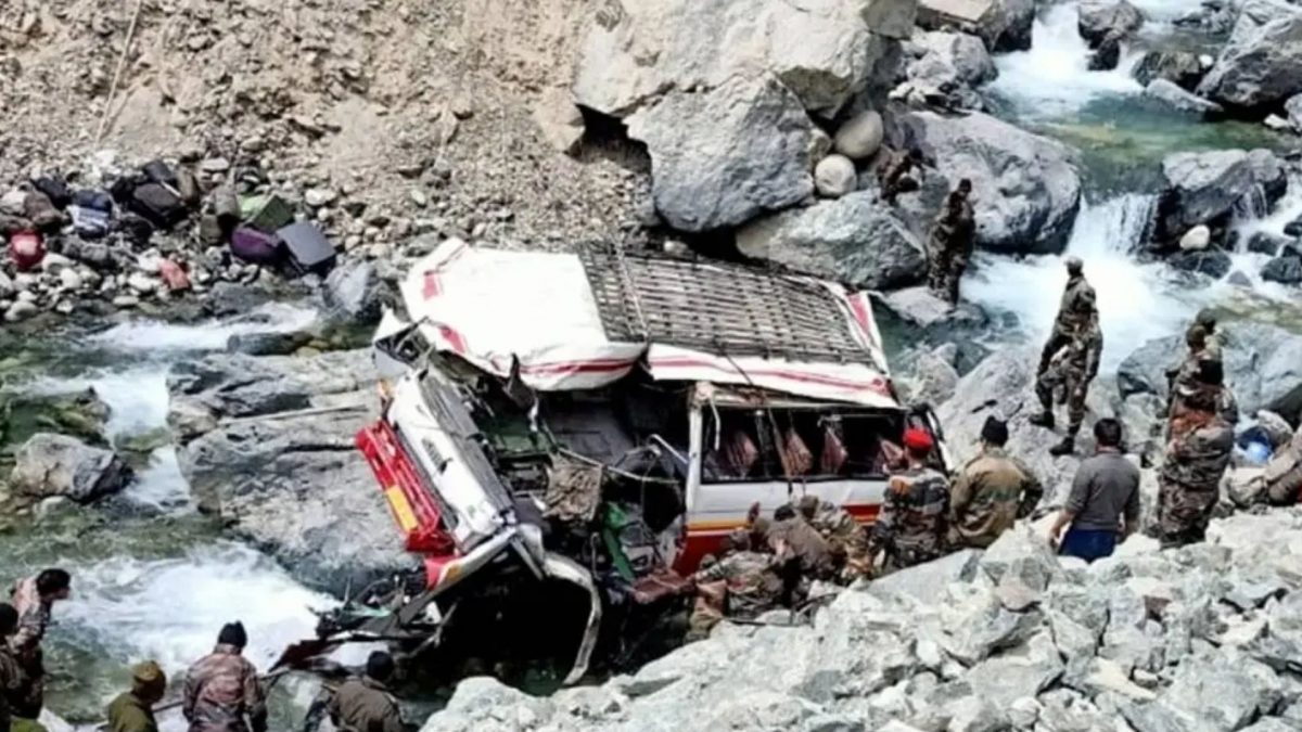 J&K: 10 soldiers killed, 7 injured after Army vehicle falls into gorge in Bhaderwah area J&K: 10 soldiers killed, 7 injured after Army vehicle falls into gorge in Bhaderwah area