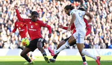  Football - Premier League - Leeds United v Manchester United - Elland Road, Leeds, Britain - January 4, 2026 Manchester United's Ayden Heaven in action as Leeds United's Dominic Calvert-Lewin shoots at goal. Reuters