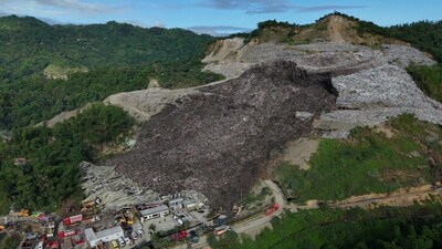 A huge mound of garbage that collapsed at a waste segregation facility in Binaliw, Cebu city. AP