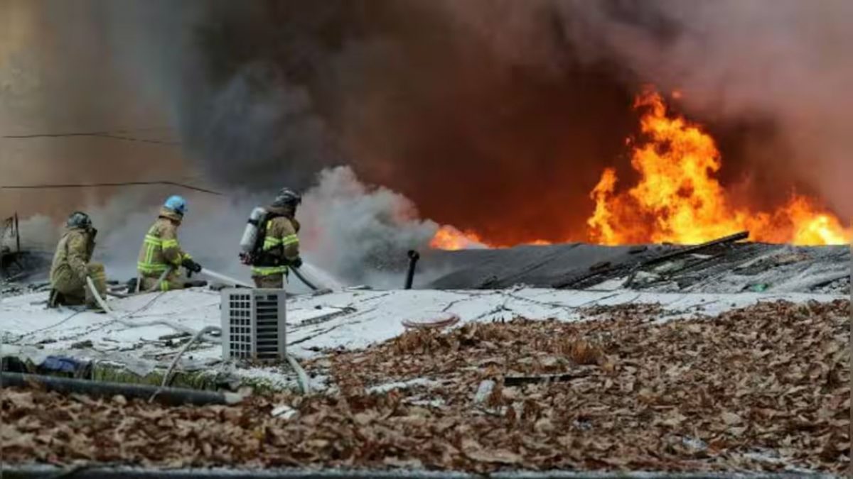 Firefighters tackle massive blaze in Seouls Gangnam shantytown as 47 residents flee. Firefighters tackle massive blaze in Seouls Gangnam shantytown as 47 residents flee.
