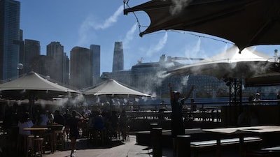 Melbourne swelters through hottest day in 17 years as Otways blaze threatens homes