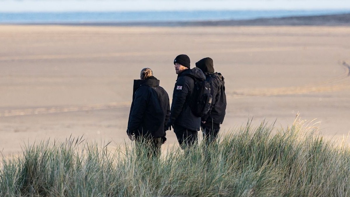 French authorities bans 10 British far-right activists over anti-migrant actions French authorities bans 10 British far-right activists over anti-migrant actions