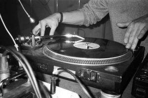 Needle dropping on a vinyl. Credits/ Pexels