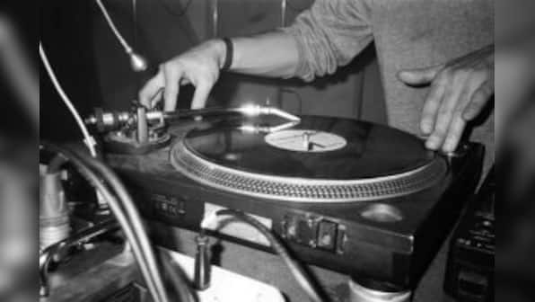 Needle dropping on a vinyl. Credits/ Pexels