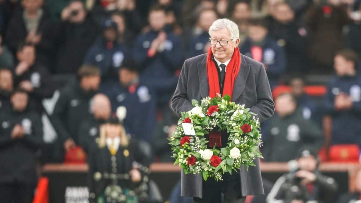 'Hanging on like a bad smell': Alex Ferguson accused of influencing Manchester United's decisions